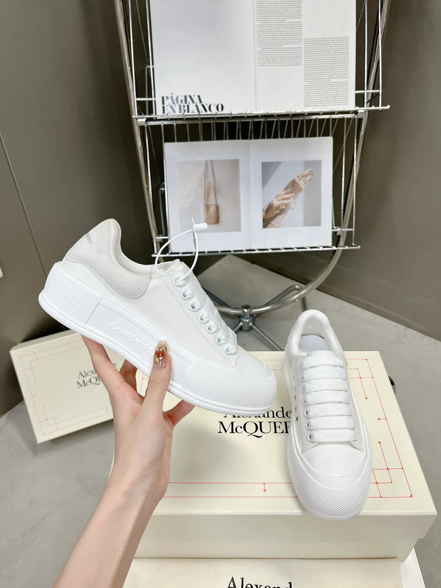👟👟Ex-factory price 540👟👟 McQueen couple shoes, the latest Milan Fashion Week T-stage show debut in early spring and summer, unique and personalized design, super classy upper foot, round toe design allows the toes to be completely released. I spent a lot of money to buy multiple pairs of originals and dismantled them to make replicas. Many stars: Guli Nazha, Wu Lei, and Internet celebrity bloggers endorsed it, Xiaohongshu became a hit, and the counters were sold out! Fabric: Specially crafted cotton canvas/imported sheepskin, sheepskin lining, cowhide feet. Size: 35-44# (GL)